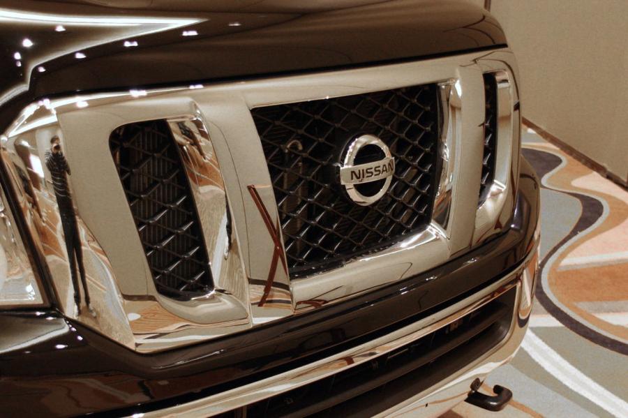  Nissan NV3500 Passenger Van 2012 года  (фото 2 из 15)